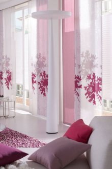 Pembe ve beyaz oturma odası