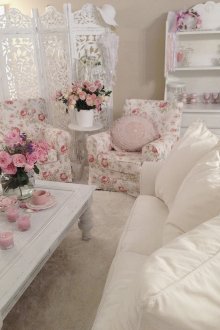 Salonun iç kısmında onlarla birlikte güller ve tekstiller yaşamak