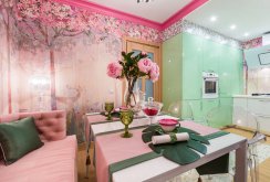Όμορφη ροζ-πράσινη κουζίνα