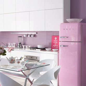 Mutfakta pastel pembe ve beyaz renkler
