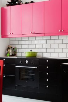 Siyah ve pembe mutfak seti