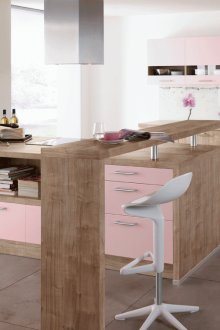Kahverengi-pembe mutfakta bir kahvaltı barı ile ayarla