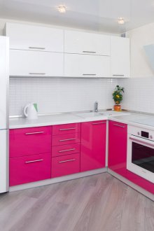 Beyaz-pembe köşe takımı