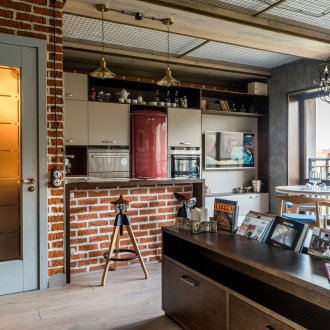 Çatı katı tarzında mutfakta süslü bar tabureleri