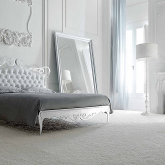 Yatak odasında beyaz ve gümüş art deco mobilya