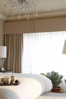 Beige, brown and white colors in the bedroom.