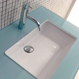 Piano di lavoro in vetro nel bagno