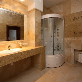 Piano di lavoro in bagno con mosaico