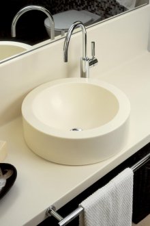 Bellissimo bancone bianco in bagno