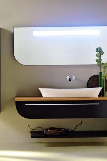 Tavolo riccio marrone-nero con una mensola in bagno