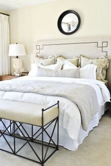Colcha gris en el diseño de la cama.