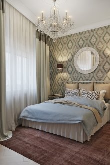 Almohadas decorativas en un marco de metal en la cabecera de la cama.