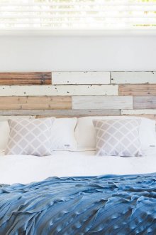 Madera pegada en la cabecera de la cama