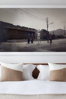 Foto grande en la cabecera de la cama