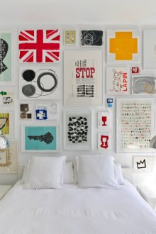La abundancia de carteles en la cabecera de la cama.