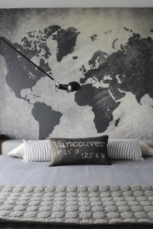 Mapa de pared completo en la cabecera de la cama
