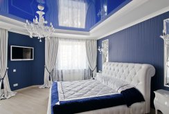 Μπλε τοίχους και ψευδοροφή στην κρεβατοκάμαρα