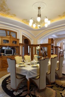 Art Nouveau tarzında masif ahşap masa