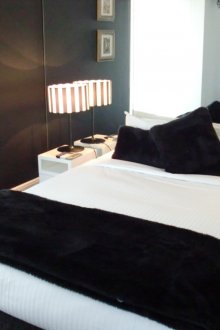 Black and white classic-style bedroom with mirror wall