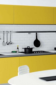 Minimalist sarı ve beyaz mutfak