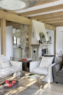 Oturma odasında beyaz ve gri provence mobilya