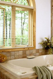 Provence tarzında kahverengi banyo mobilyaları