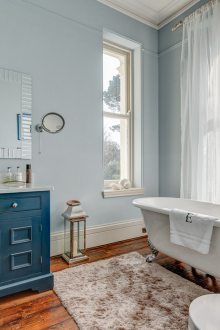 Provence tarzı zümrüt lavabo dolabı