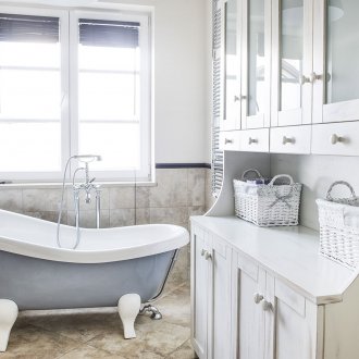 Provence tarzında beyaz banyo dolabı