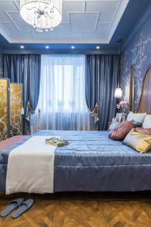 Yatak odasında koyu mavi aksan