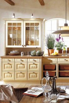 Beyaz duvarlar ve shabby chic tarzı mutfakta ahşap zemin