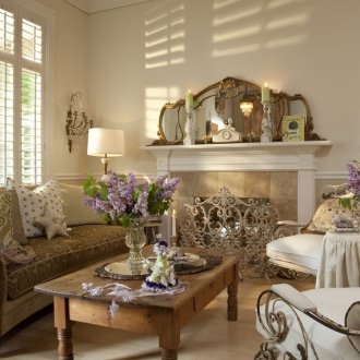 Bej ve kahverengi shabby chic oturma odası