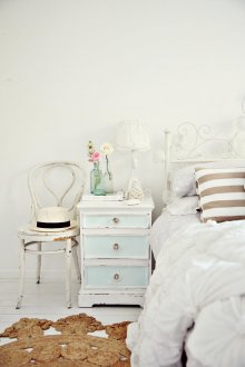 Beyaz duvarlar ve zemin shabby chic yatak odasında