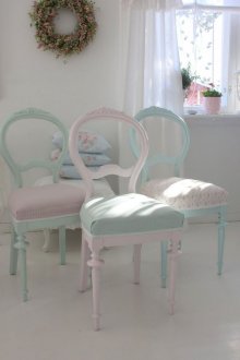 Beyaz duvarlar ve zemin shabby chic oturma odasında