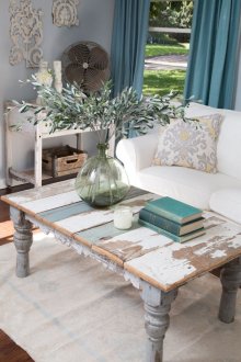 Shabby chic tarzında oturma odasında zümrüt perdeler