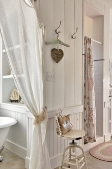 Shabby chic tarzında banyoda şeffaf ve karartma perdeleri