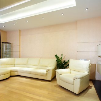 Sofa kuning dan kerusi dengan gaya minimalis.