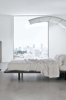 Perabot logam dan plastik di bilik tidur dengan gaya minimalis.
