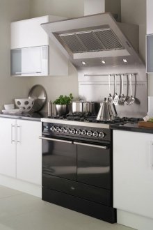 Set putih di dapur dengan gaya minimalis