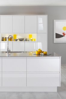 Set putih di dapur dengan sebuah pulau dalam gaya minimalis