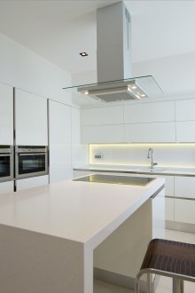 Perabot putih di dapur dalam gaya minimalis.