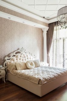 Weißes und braunes klassisches Schlafzimmer