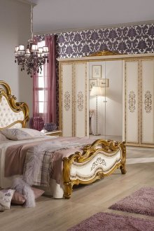 Beige und goldene Polstermöbel in einem klassischen Schlafzimmer