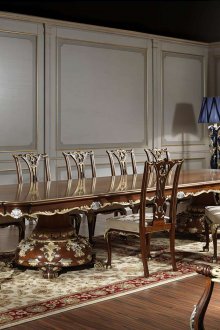 Klassische Holzmöbel im Esszimmer