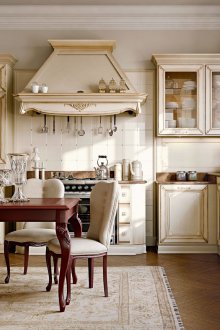 Beige und braune klassische Küchenmöbel