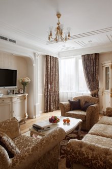 Beige und goldene Polstermöbel in einem klassischen Wohnzimmer