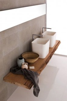 Piano di lavoro in legno naturale