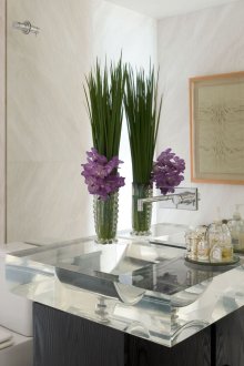 Elegante piano di lavoro trasparente in bagno