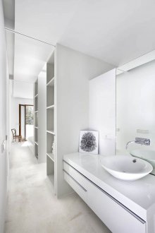 Controsoffitto bianco lucido in bagno