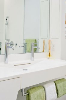 Bianco elegante controsoffitto in bagno
