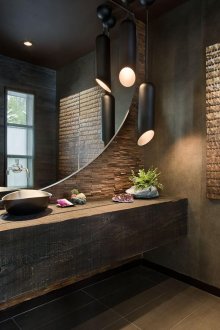 Controsoffitto volumetrico di legno scuro nel bagno